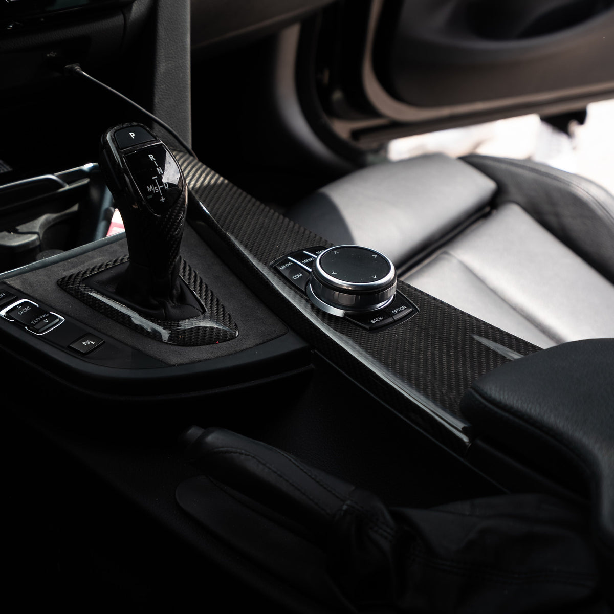 Carbonheld Carbon Interieurleiste – BMW 3er (F30/F34) / 4er (F32) / M3 (F80) / M4 (F82/F83)
