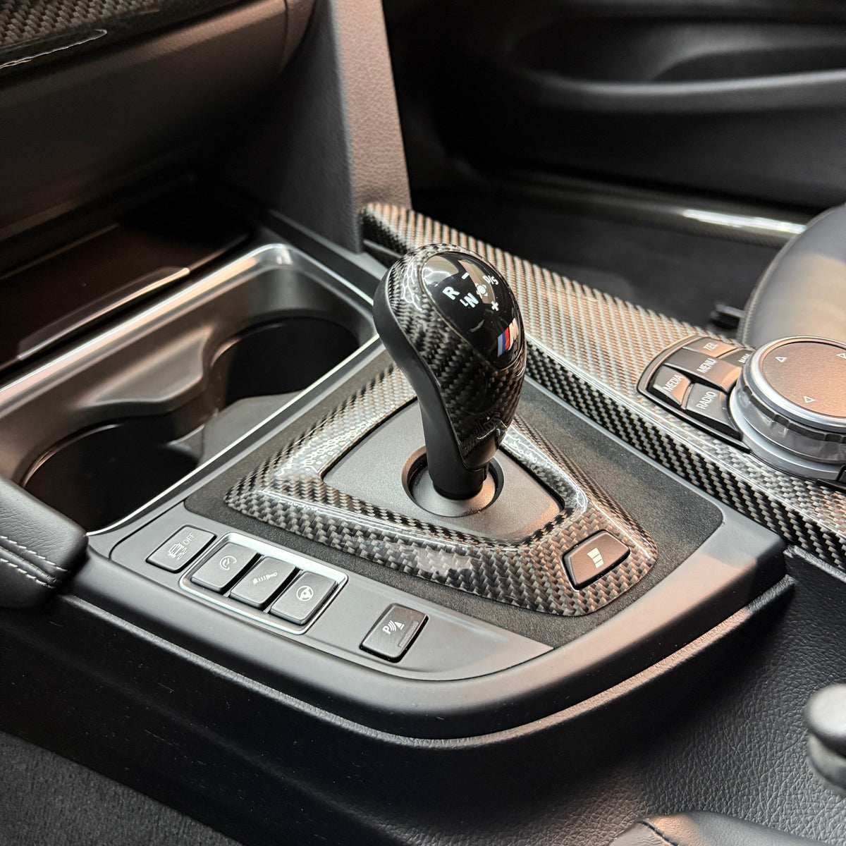 Carbonheld Carbon Schaltknauf-Abdeckung – BMW M2 (F87) / M3 (F80) / M4 (F82)